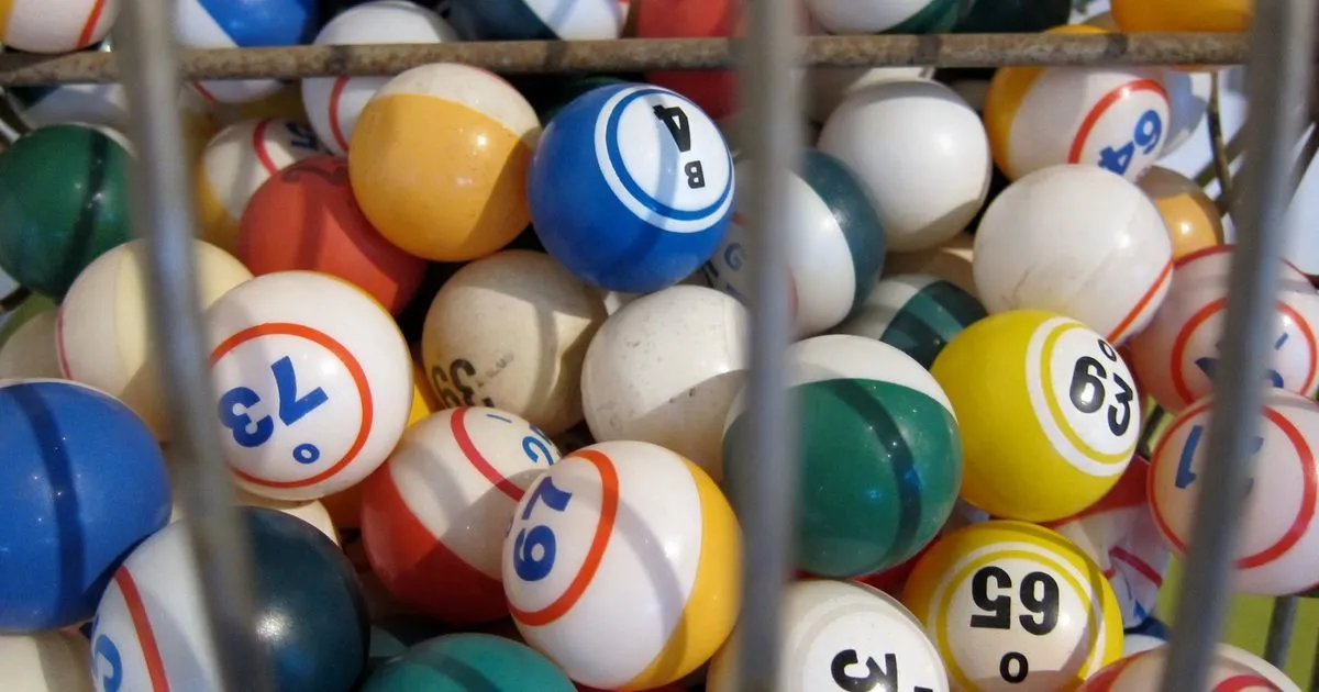 Boules de loto multicolores numérotées dans un boulier-cage